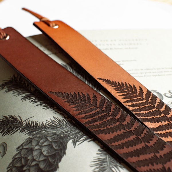 Leather bookmark with fern, gift for book lover, bookworm, nature lover or adventurer. Page keeper for traveler or botanist, botanical art