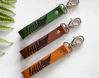 Leather key chain with fern pattern, leather keyholder as a perfect gift for outdoorsman, adventurer, botanical lover or traveler