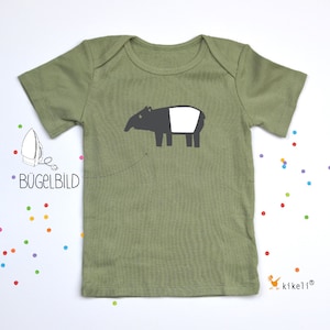 May include: A green short-sleeved t-shirt with an iron-on design of a black and white tapir. The text "B&uuml;gelbild" is visible on the shirt.