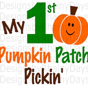 Pode incluir: Um design gráfico com o texto "My 1st Pumpkin Patch Pickin'" em castanho, verde e laranja. Uma abóbora laranja sorrindo está ao lado do texto. O design está em um fundo branco.