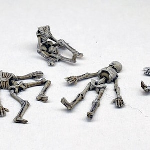 Painted skeletal remains scatter for bases and dungeons / Terrain scenery miniature Reaper D&D DnD wargaming Pathfinder Frostgrave witch