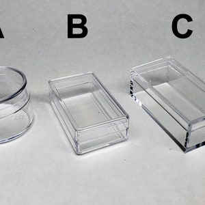 Op de afbeelding: Drie transparante plastic containers in verschillende vormen en maten. De container met de aanduiding 'A' is een ronde cilinder. De container met de aanduiding 'B' is een rechthoekige doos met deksel. De container met de aanduiding 'C' is een rechthoekige doos met deksel.
