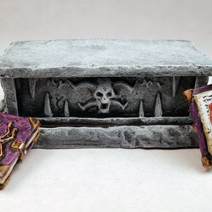 Altar with 2 drow themed tomes / Dark elf Painted terrain miniature / DnD Pathfinder Frostgrave D&D RPG Tabletop wargame WFB AOS Feypainting