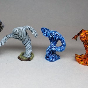 Puede incluir: Cinco figuritas en miniatura que representan los cuatro elementos: tierra, aire, agua y fuego. La figurita de tierra es una criatura de roca gris y verde. La figurita de aire es un vórtice gris y blanco giratorio. La figurita de agua es una ola azul y blanca giratoria. La figurita de fuego es una llama roja y naranja.