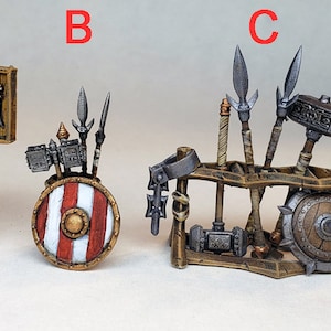 Pode incluir: Quatro suportes de madeira diferentes com várias armas e escudos. Os suportes são pintados em tons de marrom, dourado e prateado. As armas incluem espadas, machados, lanças e um martelo. Os escudos são redondos e têm uma variedade de designs.