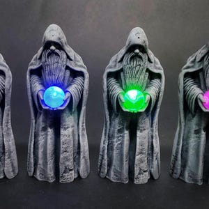 LED-trollkarlsstaty med glödande klot, målad fängelsehåla, bordsterräng, DnD-terräng, Gloomhaven, D&D, WFB, RPG, bordsspel, Frosthaven