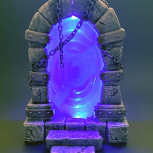 Puede incluir: Un arco de piedra con un portal azul brillante y cadenas. El arco tiene un conjunto de escalones de piedra que conducen al portal.