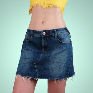Vintage Y2K Denim low-waist mini-skirt stonewashed distressed frayed hem micro mini grunge skirt Barbiecore - size S-M / EU 38 / UK 12