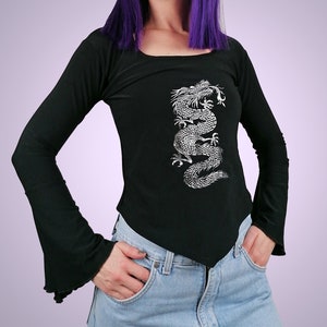 ヴィンテージ Y2K シルバー ドラゴン プリント トップ フレア ベルスリーブ ウィムジー ゴス Tシャツ ブラウス レイブ クラブ キッド y2kcore ブラウス タトゥー グランジ - サイズ S-M