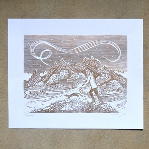 Peut inclure: Une estampe linogravure en brun et blanc représentant une personne marchant avec un chien dans un paysage montagneux. Le ciel est rempli d'un motif de lignes tourbillonnantes. L'estampe est signée et datée "T. Derby 2017".