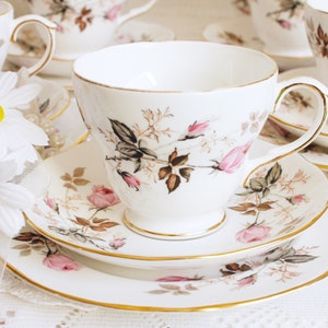 Servizio da tè inglese Lady Danbury 20 pezzi Set porcellana rose rosse  Teiera tazze zuccheriera, lattiera, cucchiai, tovaglioli, bustina di tè -   Italia
