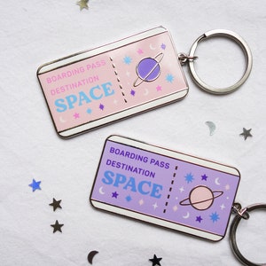 Porte-clés carte d'embarquement pour l'Espace - Saturne - émail - étoiles - lune