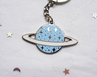 Chaveiro planeta azul - Saturno - esmalte - espaço - planeta com estrelas e lua