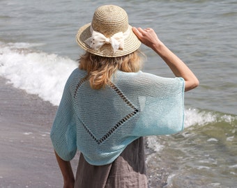 Bleu glace haussement d'épaules été coton boléro femmes tricot cardigan crochet veste légère couverture de plage lumière ciel fait à la main en Espagne pull court