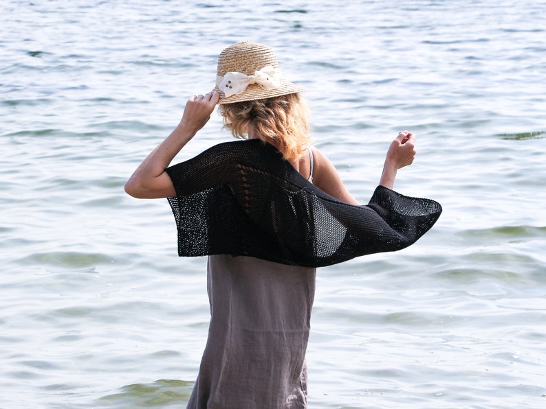 Zwarte bolero schouderophalend gebreid katoenen vest dames zomerjas gemaakt in Spanje strand gehaakte handgebreide schouder cover-up losse pure trui afbeelding 9