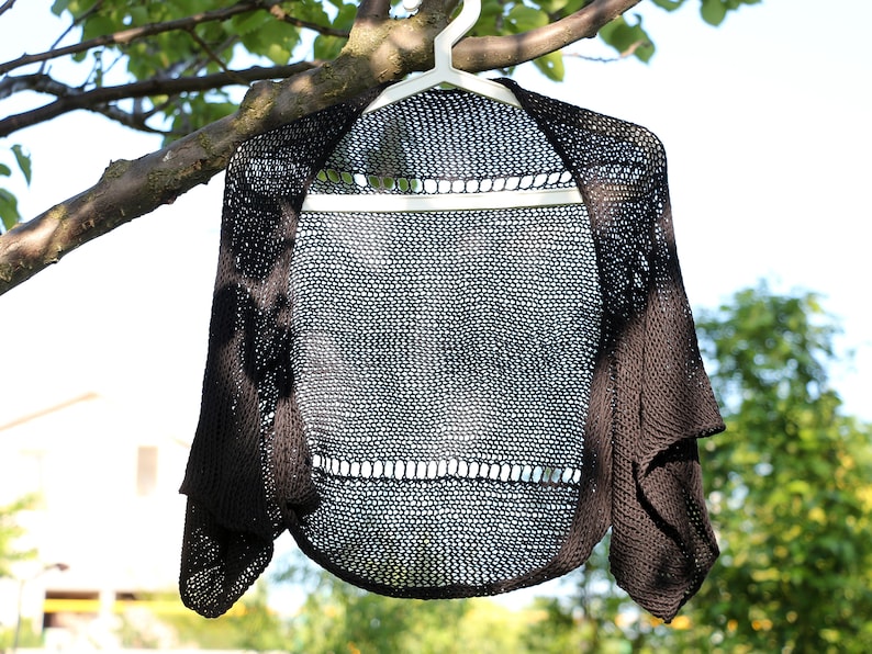 Zwarte bolero schouderophalend gebreid katoenen vest dames zomerjas gemaakt in Spanje strand gehaakte handgebreide schouder cover-up losse pure trui afbeelding 3