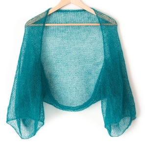 Gilet court bleu pétrole en soie et mohair haussement d'épaules couleur mariée wrap fait main au crochet boléro de mariage tricoté à la main veste de demoiselle d'honneur image 1