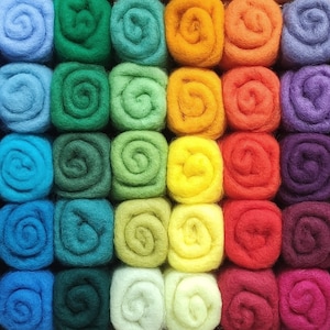 Peut inclure: Une collection de 36 laines de couleur disposées en grille. Les laines sont dans des tons de bleu, vert, jaune, orange, rouge, violet et rose.