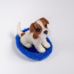 Miniature Felt Jack Russell – Needle Felted Dog Figurine – Handmade Dollhouse Pet – Realistic Wool Dog Sculpture – Gift for Dog Lovers