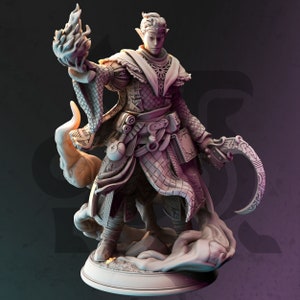 Könnte beinhalten: Eine detaillierte Miniaturfigur eines Elfenzauberers, der einen Zauber wirkt. Der Zauberer trägt eine lange, fließende Robe mit komplizierten Details und hält einen Stab mit einer leuchtenden Kugel an der Spitze. Die Figur ist in Grautönen und Weiß bemalt und steht auf einem Sockel mit einem wirbelnden Wolkeneffekt.