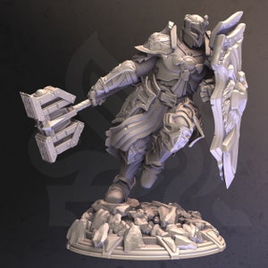Op de afbeelding: Een grijs, gedetailleerd miniatuurbeeldje van een krijger in volledige bepantsering, die een grote hamer en een schild met een gevleugeld ontwerp vasthoudt. De krijger staat op een rotsachtige basis.