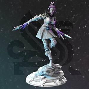 Puede incluir: Una figura de personaje de fantasía blanca y morada con una espada y una base. El personaje lleva un atuendo blanco y gris con un diseño morado y azul. La figura está de pie sobre una base de roca gris.
