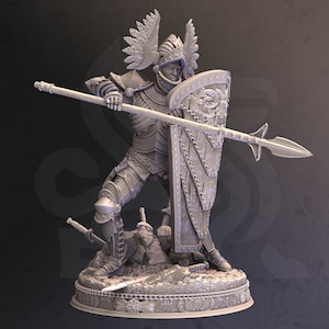Puede incluir: Una detallada figura gris de un caballero con armadura sosteniendo una lanza y un escudo. El caballero lleva un casco con una cresta de plumas y está de pie sobre una base con un diseño decorativo.