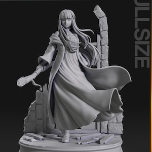 Puede incluir: Una figura impresa en 3D de color gris de una mujer con el pelo largo que lleva una túnica larga y sostiene un bastón. La figura está de pie sobre una base con una pared de piedra rota detrás de ella. El texto "FULL SIZE" es visible en la esquina superior derecha de la imagen.