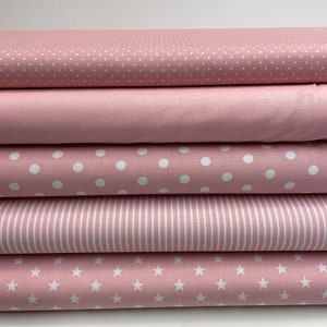 Könnte beinhalten: Fünf rosa Stoffmuster mit verschiedenen weißen Mustern. Das oberste Muster hat kleine weiße Punkte, das zweite Muster ist einfarbig rosa, das dritte Muster hat große weiße Punkte, das vierte Muster hat weiße Streifen und das unterste Muster hat weiße Sterne.