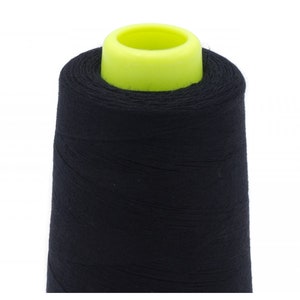 Könnte beinhalten: Eine Spule schwarzen Garns mit einer gelben Kunststoffspule.