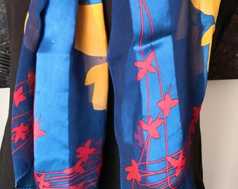 Foulard vintage 90s CHRISTIAN FISCHBACHER en soie bleue à fleurs 42x155 cm