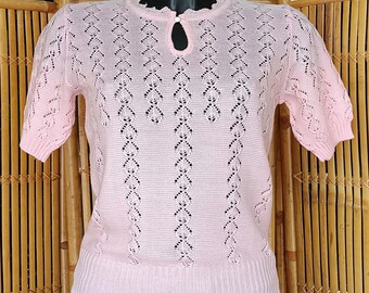 Vintage 70s pink openwork pointelle short-sleeved knit top with a button-fastened neckline Size S/M