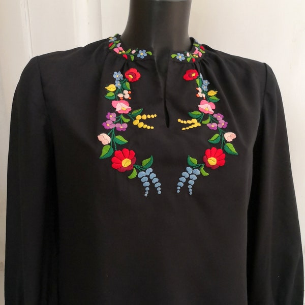 Blouse bohème noire brodée vintage Taille 38 FR