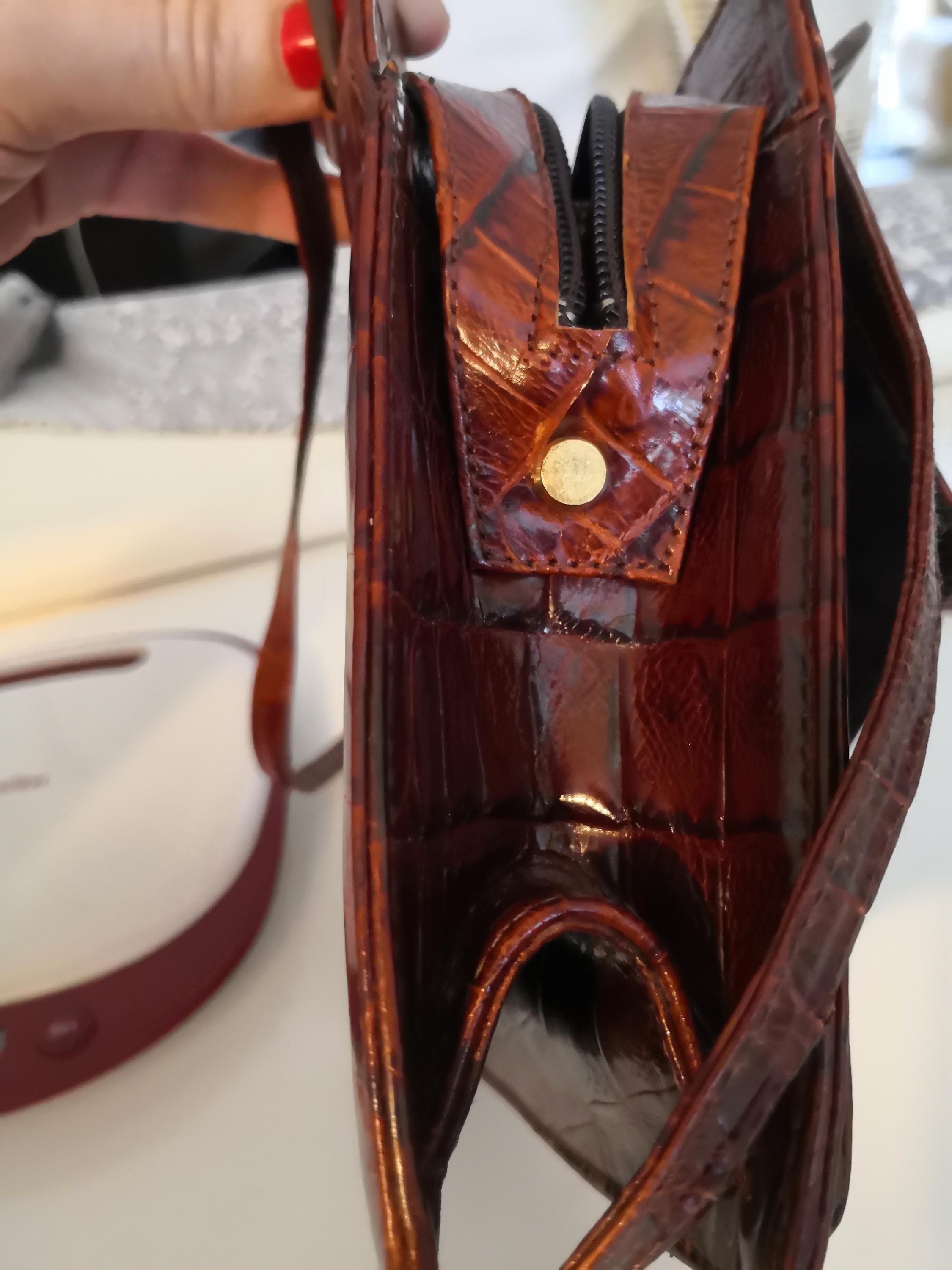 Sac En Cuir Vernis Marron Imitation Croco - Style Porté épaule - Bon état (fermoir à Remplacer) - Marque Générique - Taille Jour Pour Femme