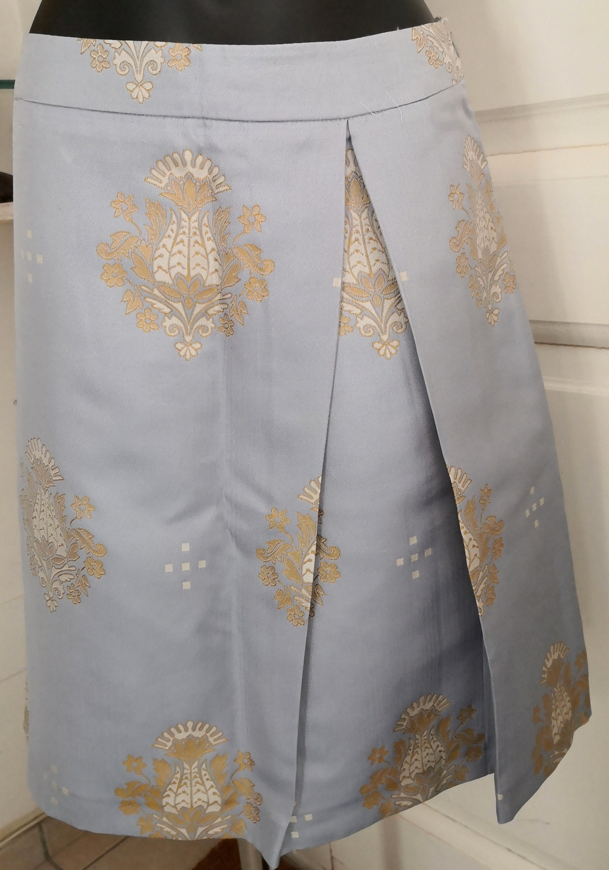Tenue: Pull à col rond bleu marine, Chemise à manches longues en Tenue: Pull à col rond bleu marine, Chemise à manches longues en