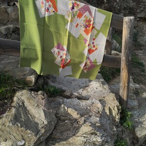 Foulard Soie MoonBat Japon – 75 X 78,5 Cm, Motif Fleuri – Très Bon état, Roulotté Main