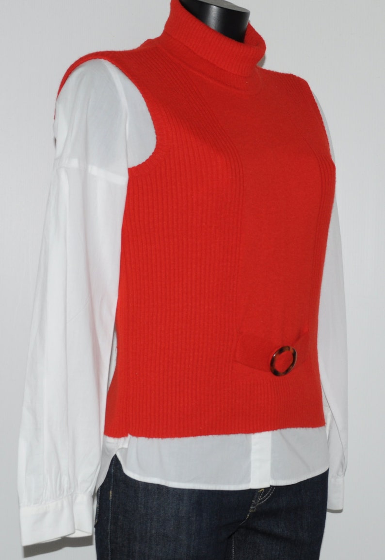 Vintage 70s red high neck sleeveless sweater with buckle Size 36-38 FR image 4