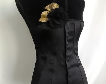 gothic style, gothic kleidung, schwarzes korsett mit schwarzer blume, vintage korsett, schwarz mit gold, halloween outfit, sexy korsett