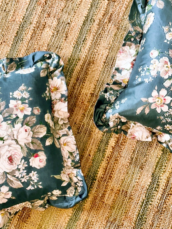 フリル付き花柄クッション。フリル付き花柄枕。ビンテージのサンダー