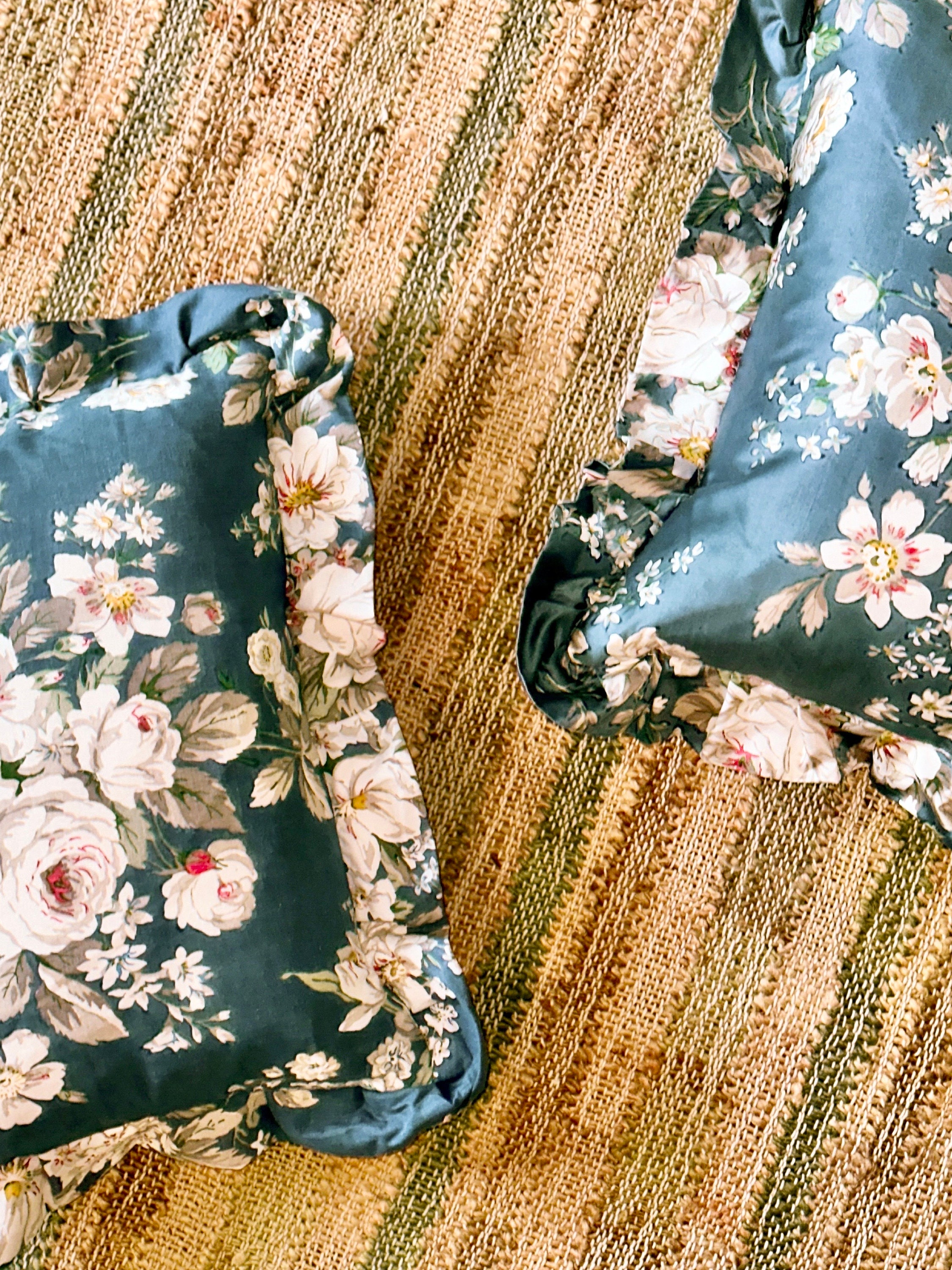 フリル付き花柄クッション。フリル付き花柄枕。ビンテージのサンダー