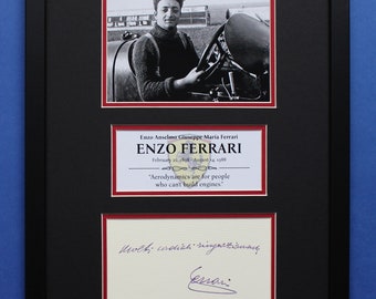 Puede incluir: Fotografía en blanco y negro enmarcada de Enzo Ferrari, con dos paneles adicionales debajo. El panel superior tiene una foto, el panel central tiene texto y el panel inferior tiene una firma manuscrita.