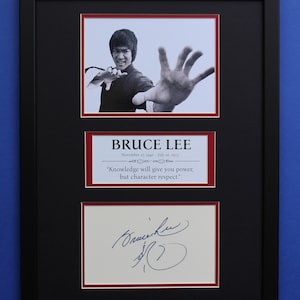 Présentoir à AUTOGRAPHES BRUCE LEE encadré double passe-partout Arts martiaux ver. 2