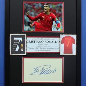 CRISTIANO RONALDO AUTOGRAPH ingelijste artistieke dubbele mat display Football Game Changer G.O.A.T.