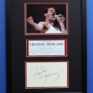 FREDDIE MERCURY AUTOGRAPH Exhibición artística enmarcada con doble tapete Live Aid Eooooooooo