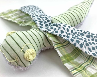 Sensory Toy sewing pattern for babies and toddlers, step by step sewing tutorial in English & German, pdf download, unique dragonfly rattle