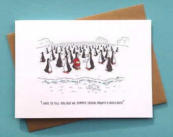 Puede incluir: Una tarjeta de felicitación humorística con una ilustración de dibujos animados de un grupo de pingüinos. Un pingüino lleva un suéter rojo, mientras que el resto lleva negro y blanco. El texto de la tarjeta dice "Odio decirte esto, pero dejamos de hacer los viernes casuales hace un tiempo."