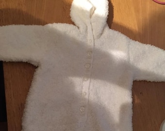 Handgestrickte Schneeanzug