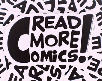 Könnte beinhalten: Weiße Aufkleber mit schwarzem Text, der "READ MORE COMICS" in einer fetten, abgerundeten Schriftart zeigt. Die Aufkleber sind auf einem hellrosa Hintergrund verstreut. Der Text ist in einem verspielten Comic-Stil gehalten.