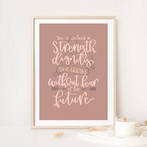 Muttertag Christlicher Druck Geschenk für Mama Bibel Vers Schriftkarte Gekleidet in Stärke und Würde Baby Mädchen Ermutigung Taufe Freund
