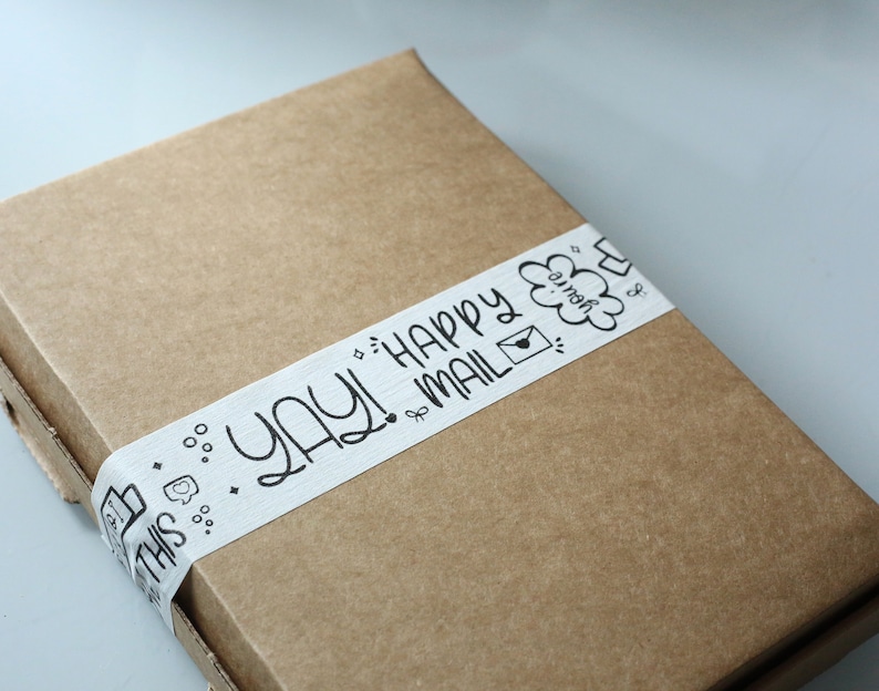 Puede incluir: Una caja de cart&oacute;n marr&oacute;n con una cinta blanca que dice "This yay! Happy Mail" con un coraz&oacute;n, un sobre y una nube con la palabra "mail" dentro.